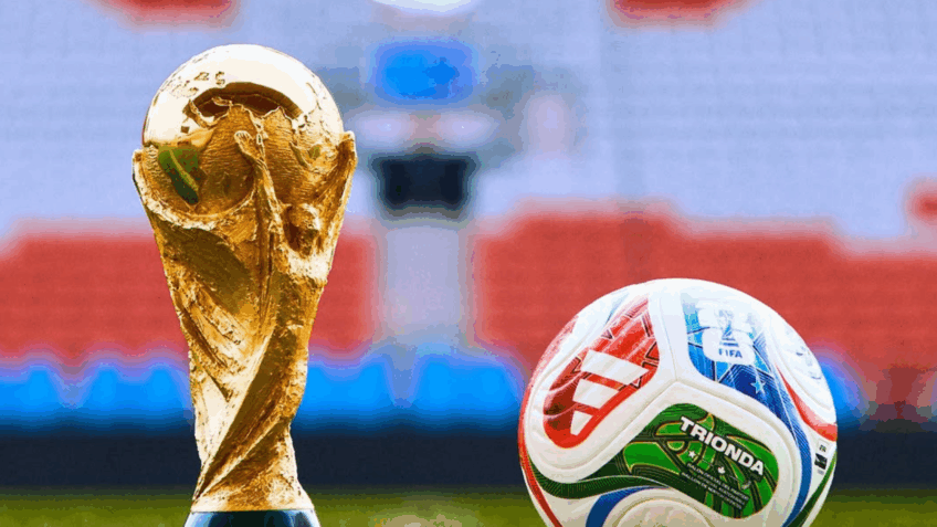 Troféu do Mundial 2026 e bola oficial Trionda da FIFA num relvado